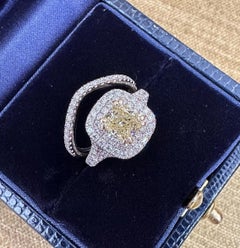GIA 1.35 carat Fancy Yellow Cushion Diamond Ring and Matching Band in 14k Gold (Bague et anneau en or 14k)