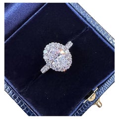 GIA 1,38 Karat Ovaler Diamant in ovaler Form in JB Stern-Diamant-Halo-Platinfassung mit Platinfassung