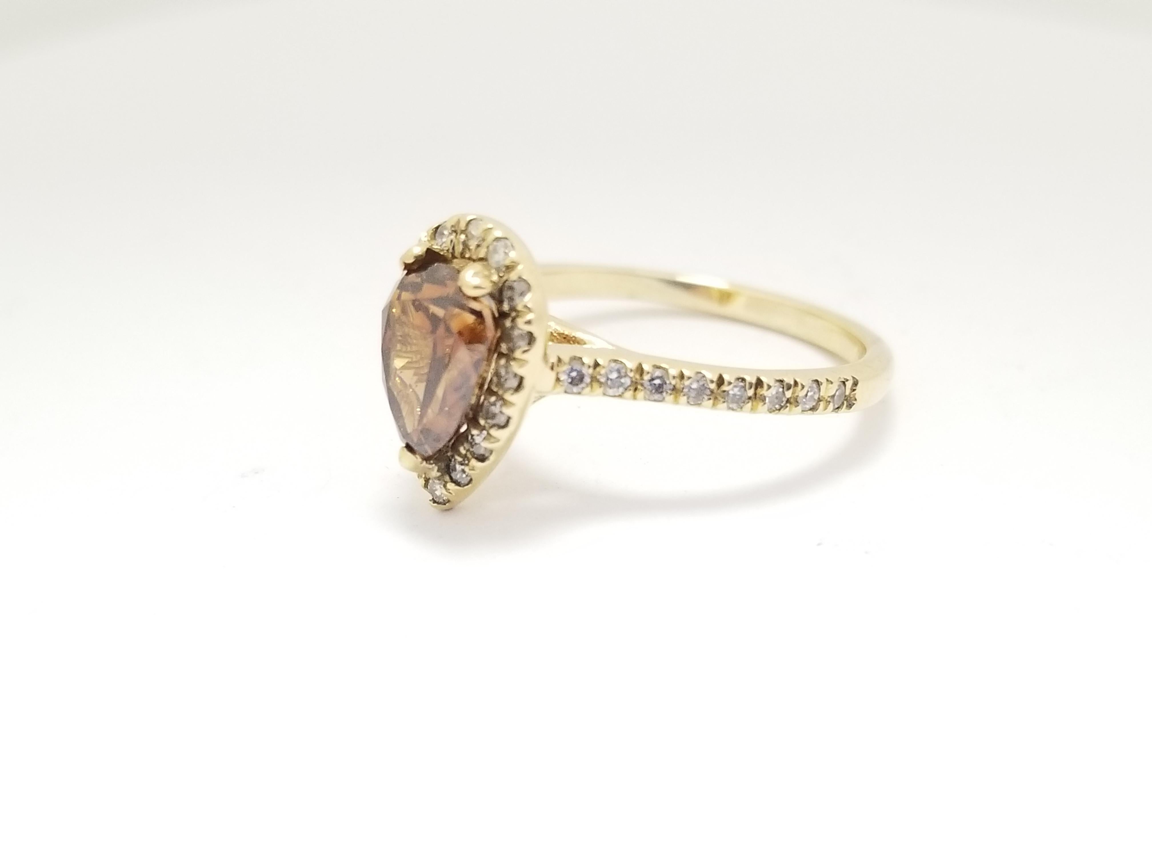 Il diamante naturale a forma di pera GIA pesa 1.39 carati. Circondato da pavé di diamanti bianchi nella montatura in oro giallo 14K a forma di pera.
Colore: Naturale fantasia arancio-marrone intenso
Chiarezza: SI2
Anello misura 7 