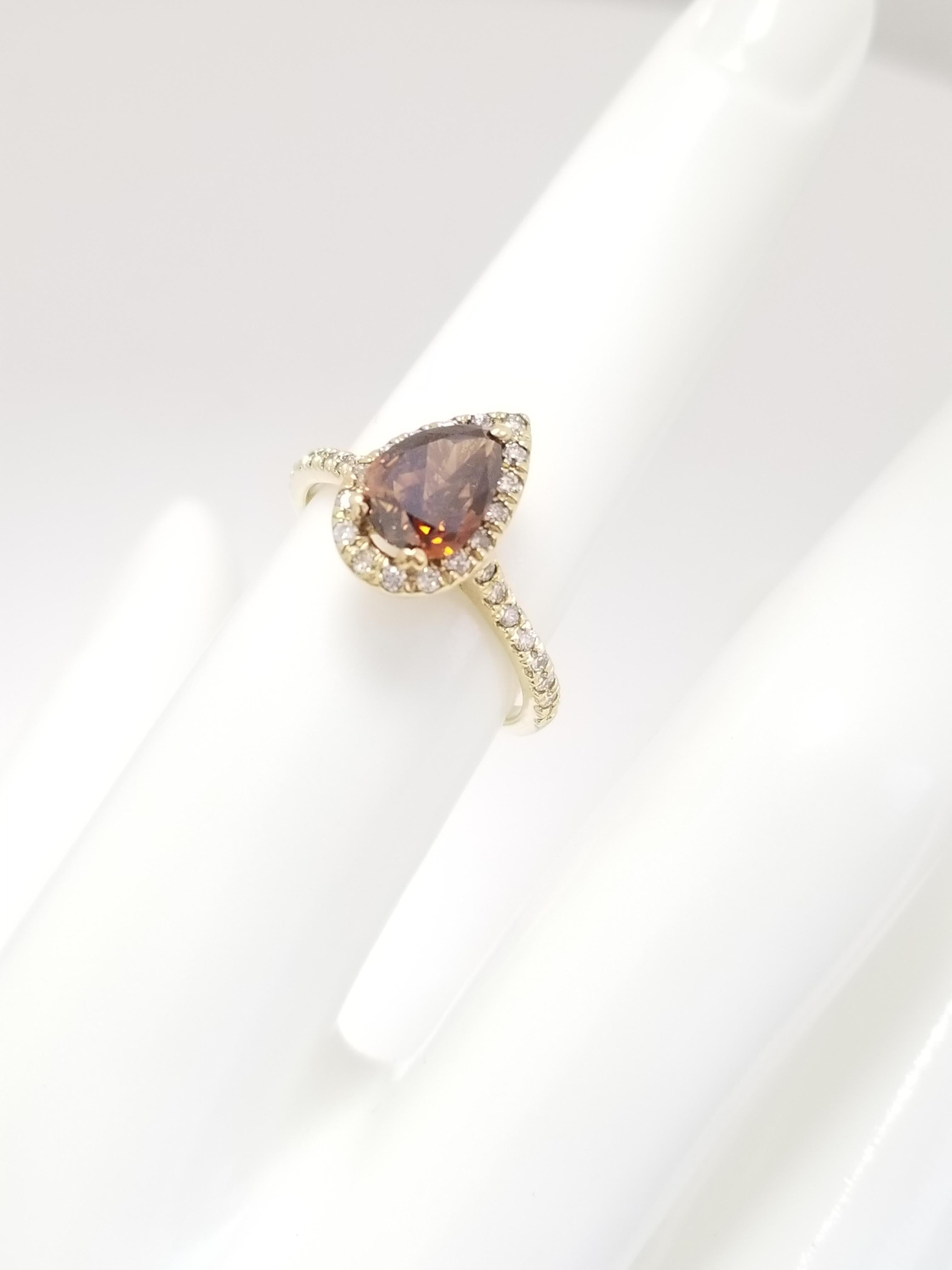 Anello con diamante naturale GIA da 1,39 carati a forma di pera, di colore arancione intenso e marrone, 14 carati In condizioni Nuovo a Great Neck Plaza, NY