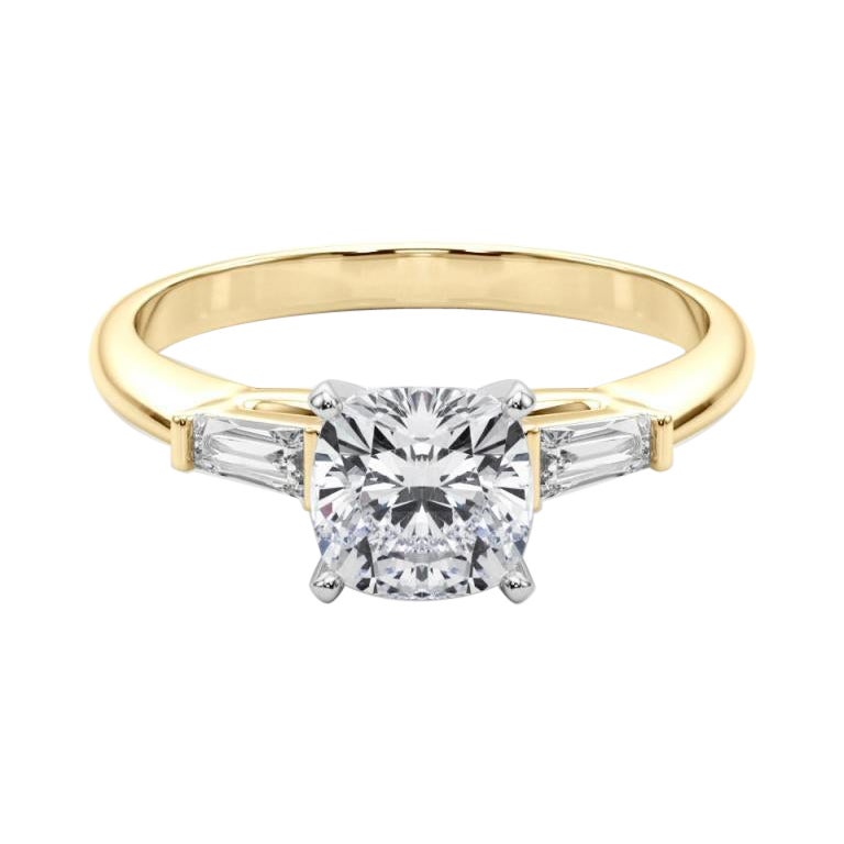 GIA Anello con diamante a tre pietre a cuscino e baguette affusolata in oro giallo 18 carati da 1,3 carati
