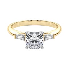 GIA Anello con diamante a tre pietre a cuscino e baguette affusolata in oro giallo 18 carati da 1,3 carati