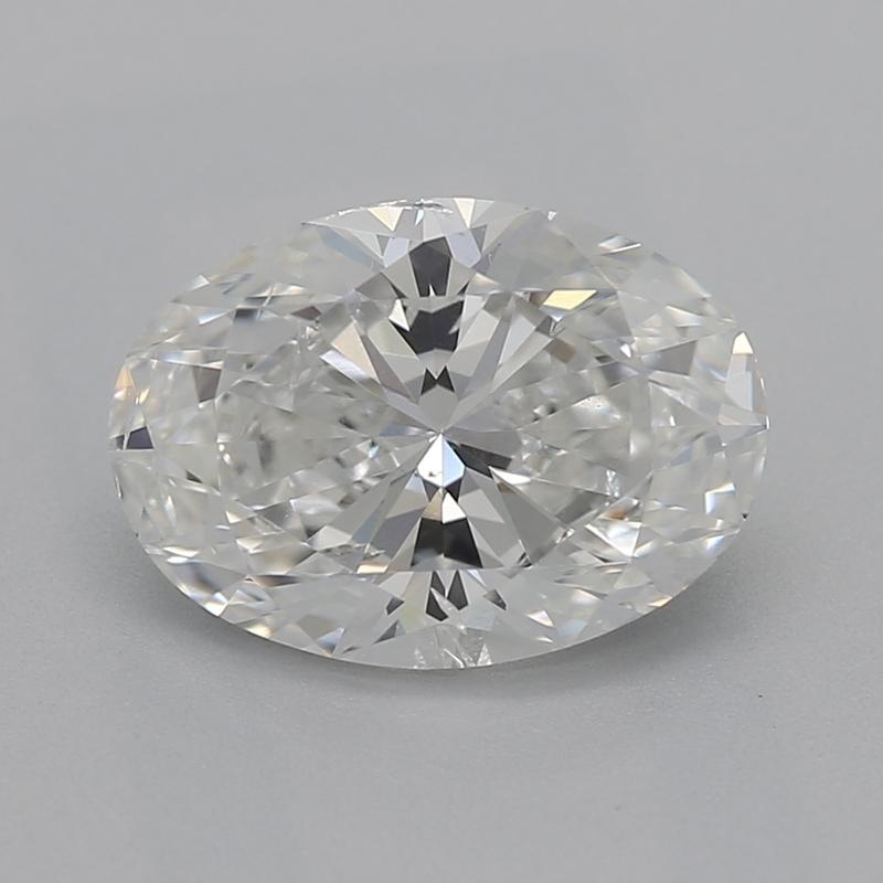 Un'aureola di brillantezza circonda questo splendido anello di diamanti, che mette in mostra un'incantevole pietra centrale ovale del peso di 1.3. Classificato G e SI2, questo squisito diamante emana uno splendore eccezionale, che lo rende un vero e