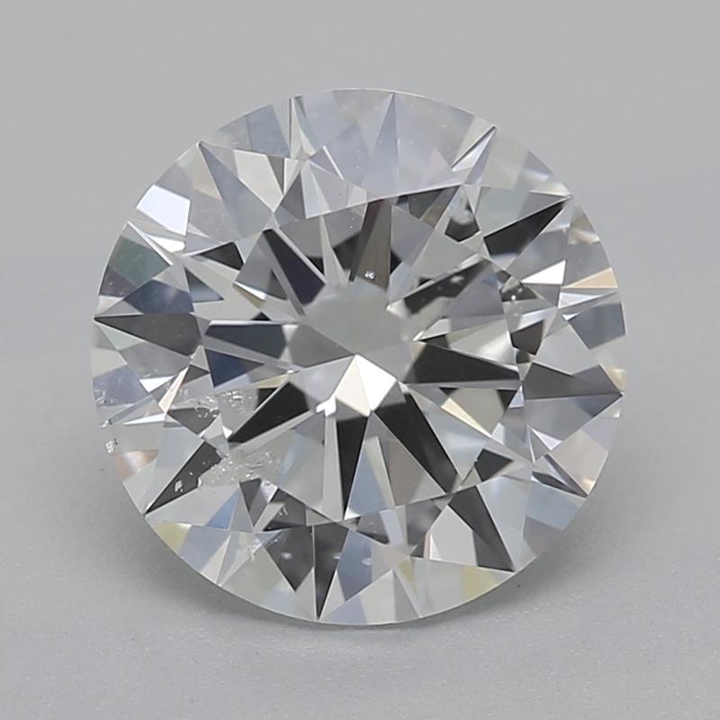 Fabriquée à la main à New York, cette bague en diamant est une déclaration de luxe éblouissante. Elle comporte une pierre centrale captivante d'un brillant rond pesant 1.3 carat, accompagnée de pierres latérales pesant collectivement ½ carat. Niché