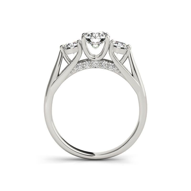 GIA 1,3ct Ponte decorato a tre pietre rotonde  Anello con diamante In condizioni Nuovo in vendita a New York, NY