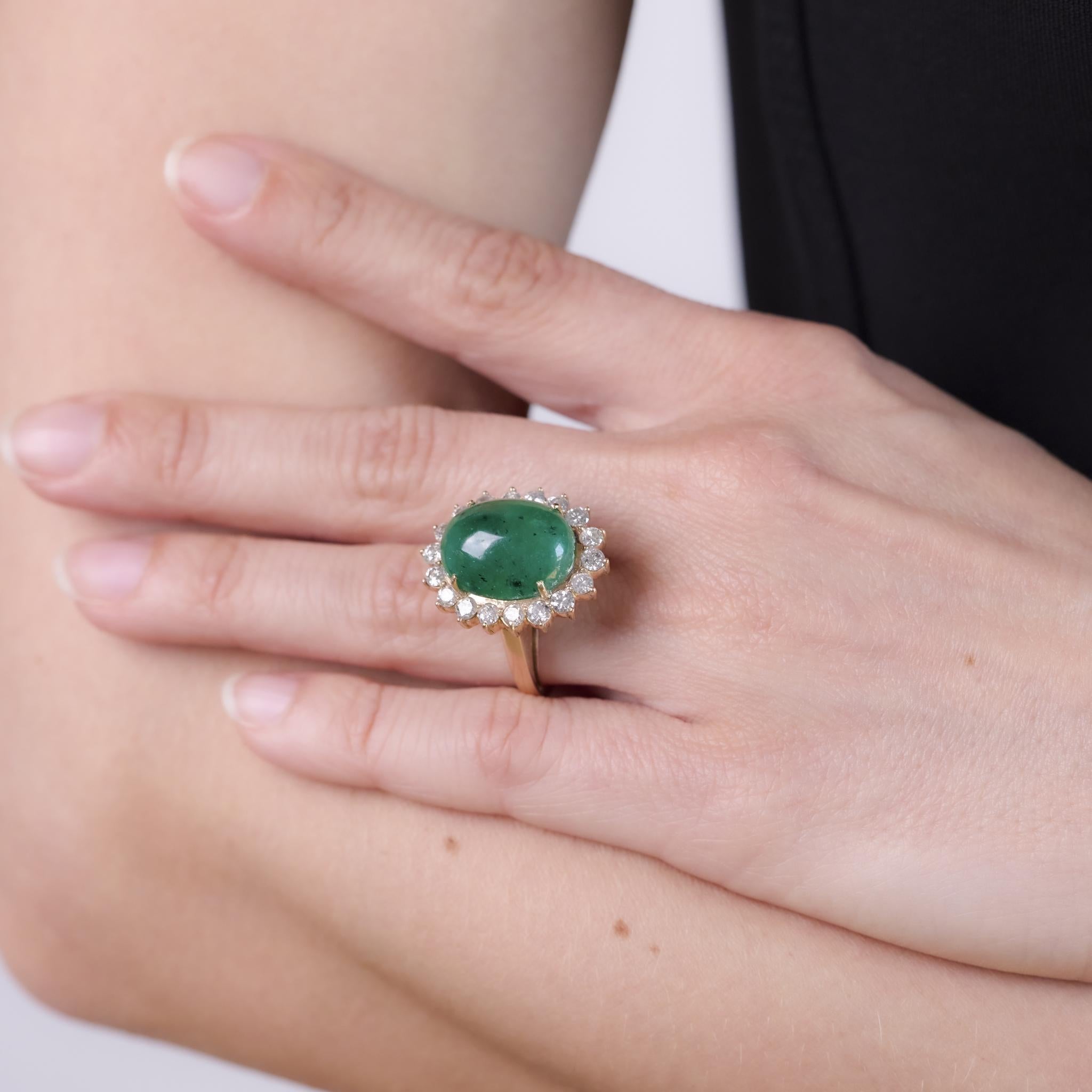 GIA 14 carat emerald diamond 14k yellow gold cluster ring en Bueno estado para la venta en Beverly Hills, CA