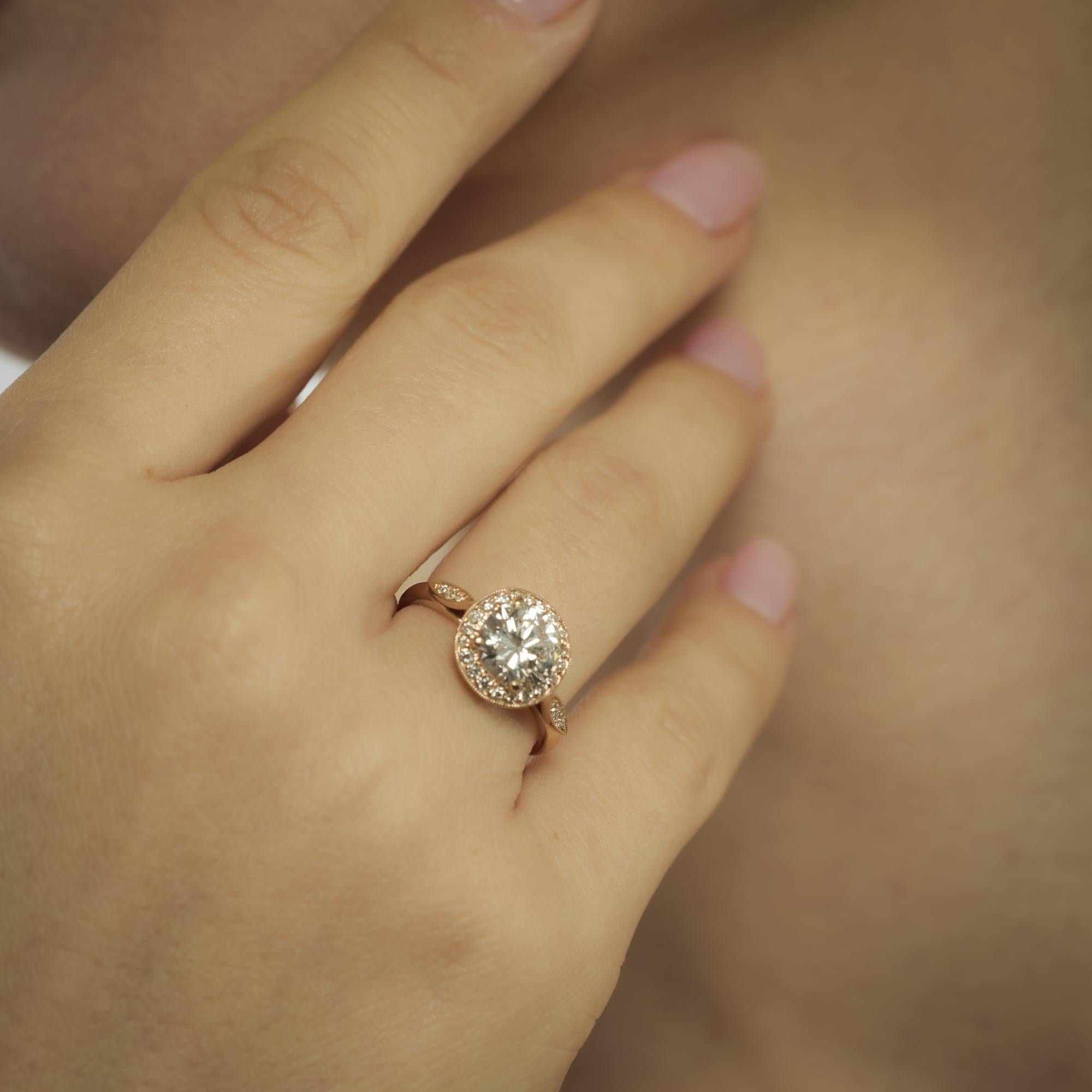 Taglio brillante GIA Anello di fidanzamento con diamante aureolato in oro rosa 18k da 1,42 carati in vendita