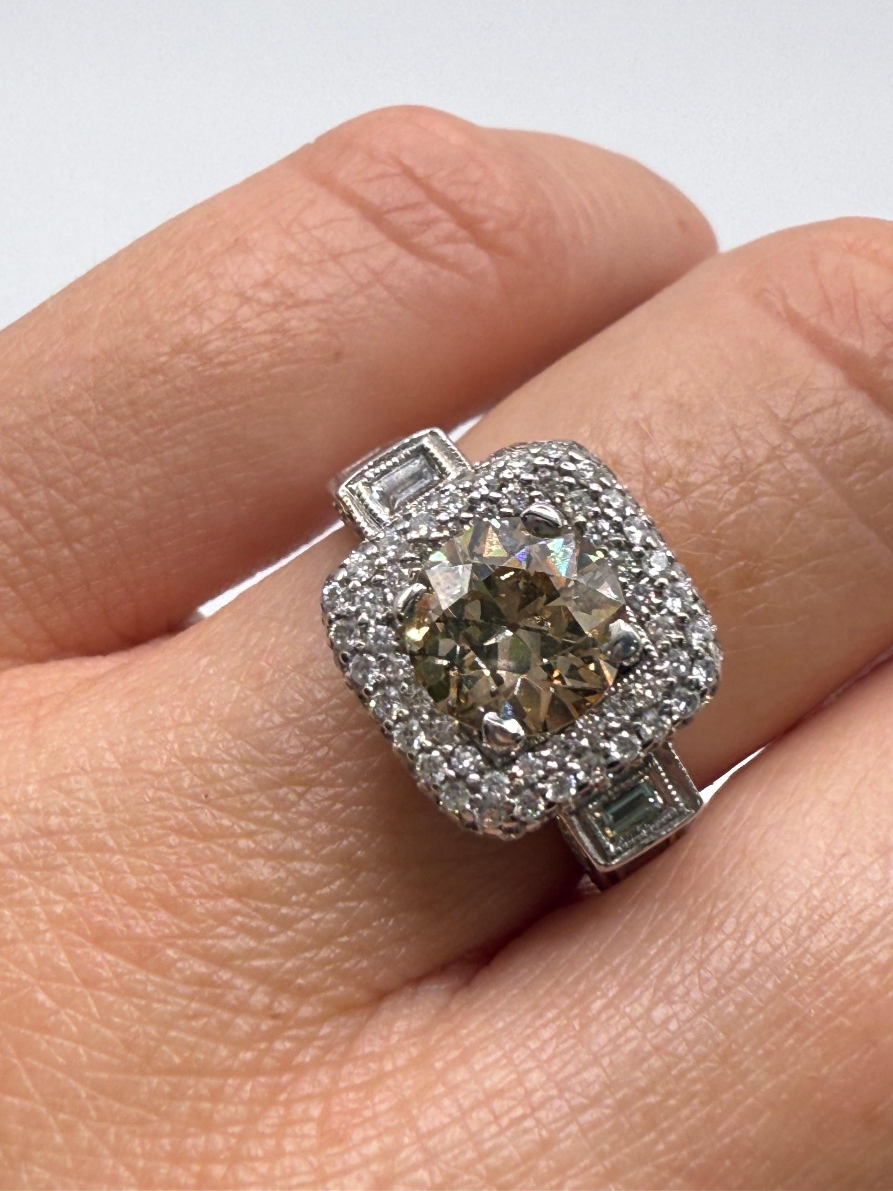 Diamante marrone giallo fancy da 1,44 carati certificato GIA, accompagnato da 1,50 carati di diamanti rotondi e baguette in oro bianco 18KT. 

**Tutti gli oggetti lasciano la nostra sede con un certificato a nome dell'acquirente, politica aziendale!