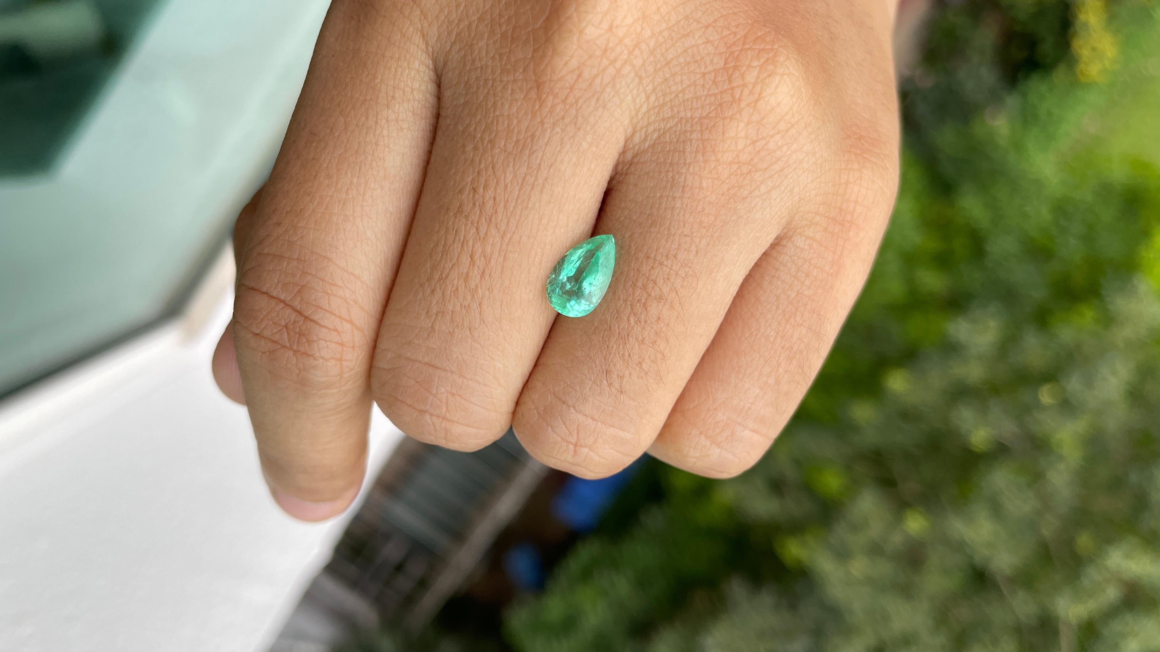 GIA 1.46ct Colombia Muzo Emerald -Clarity Enhanced (F2) -(10.15 x 6.29 x 4.36mm) im Angebot 4