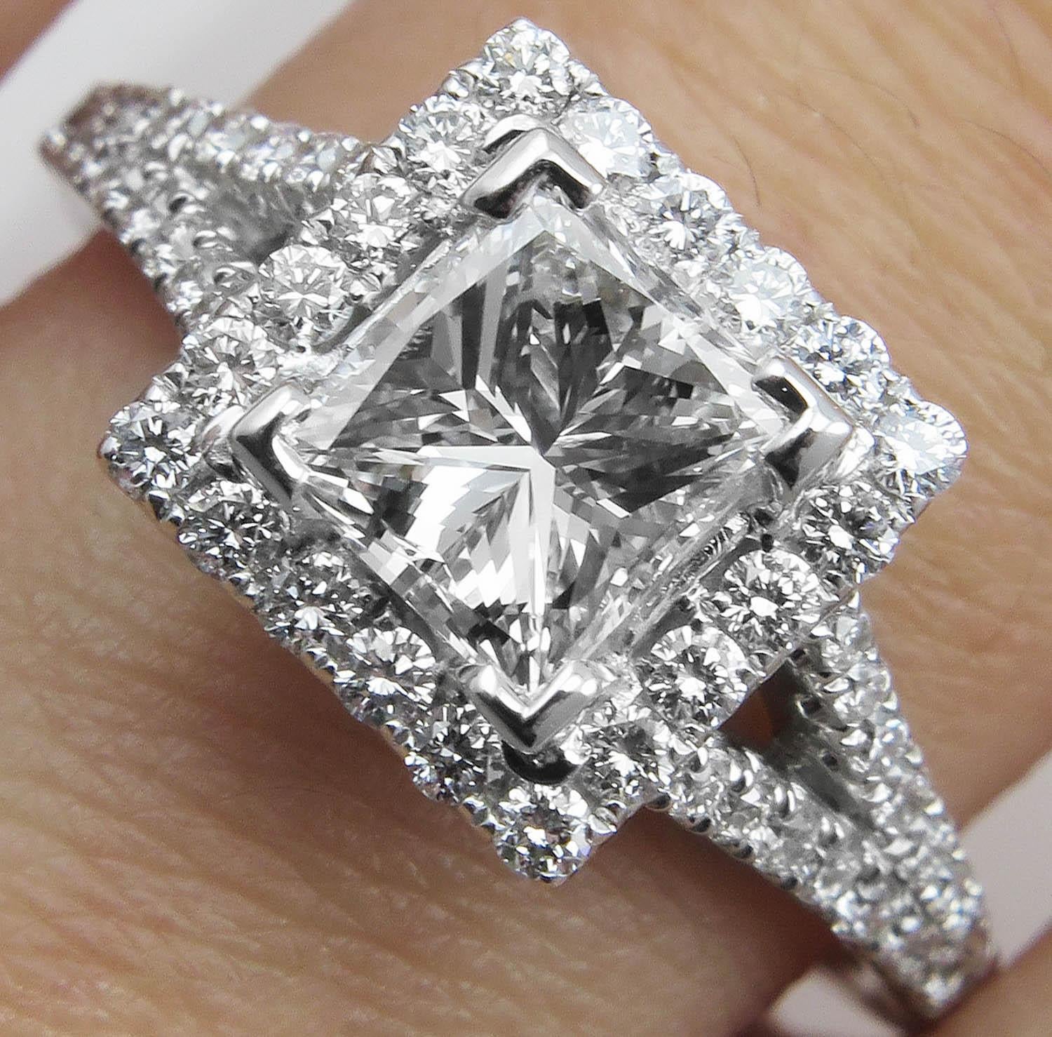 GIA 1.48 Carat Princesse Diamant Bague de fiançailles en or blanc 18K en vente 4