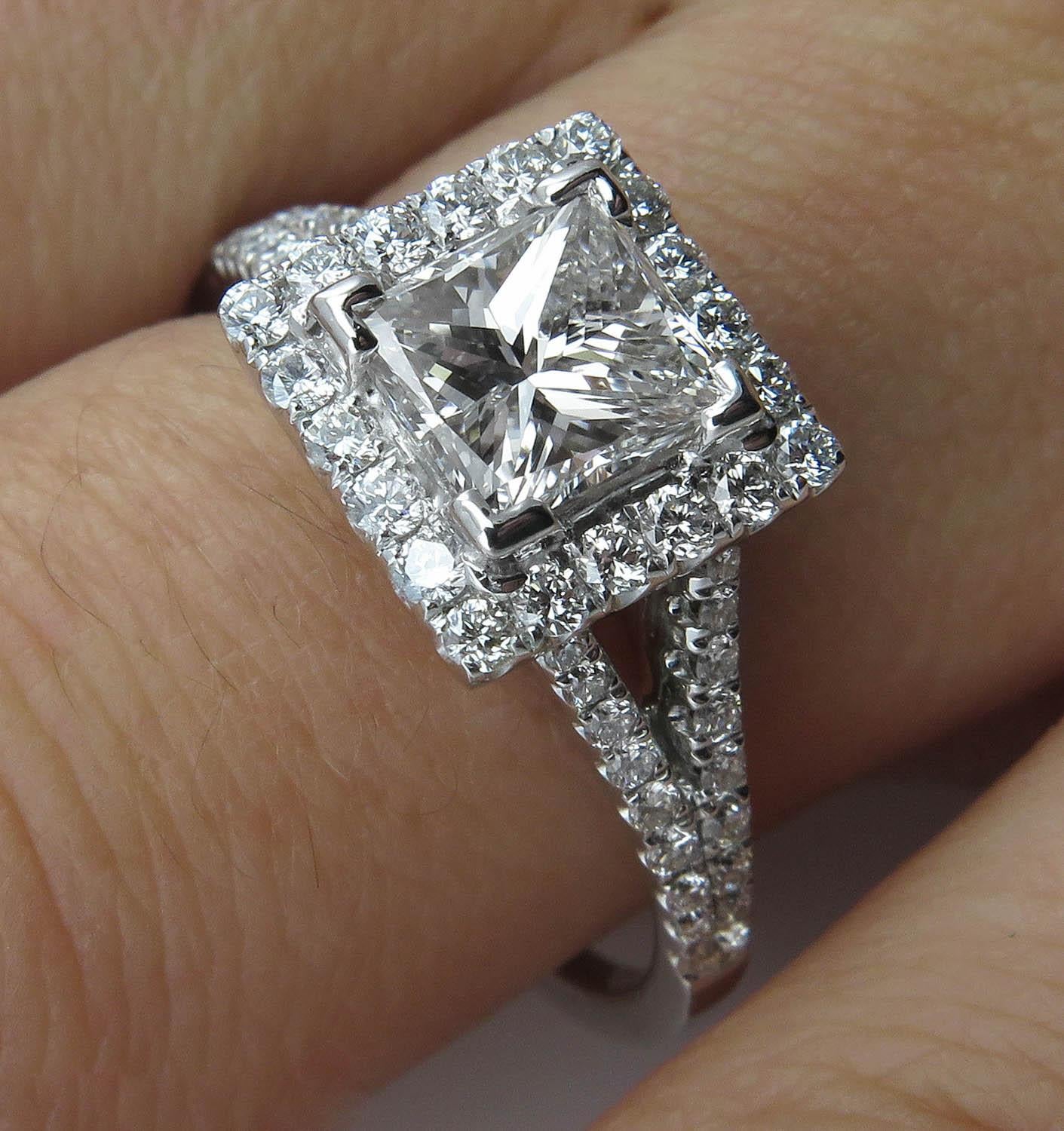 GIA 1.48 Carat Princesse Diamant Bague de fiançailles en or blanc 18K en vente 7