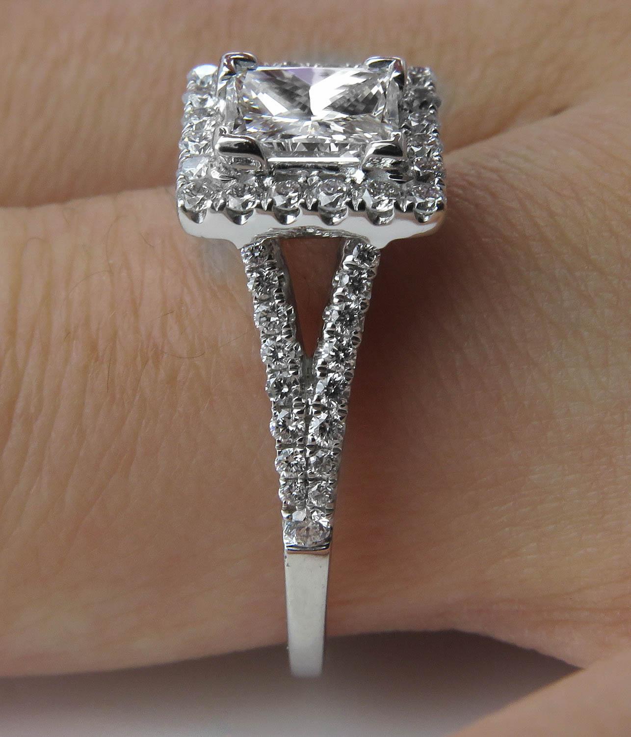 GIA 1.48 Carat Princesse Diamant Bague de fiançailles en or blanc 18K en vente 9