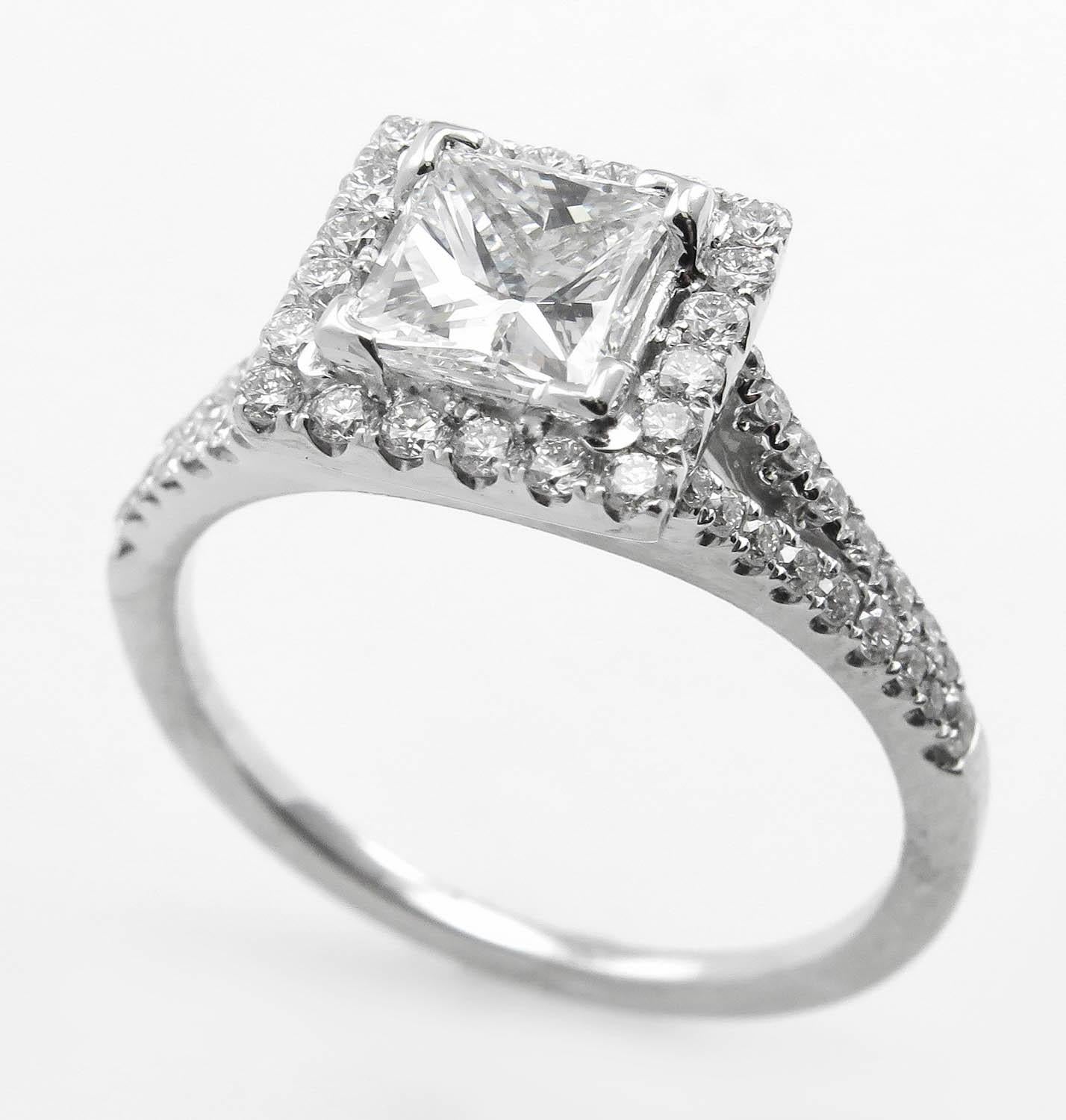 GIA 1.48 Carat Princesse Diamant Bague de fiançailles en or blanc 18K Bon état - En vente à New York, NY