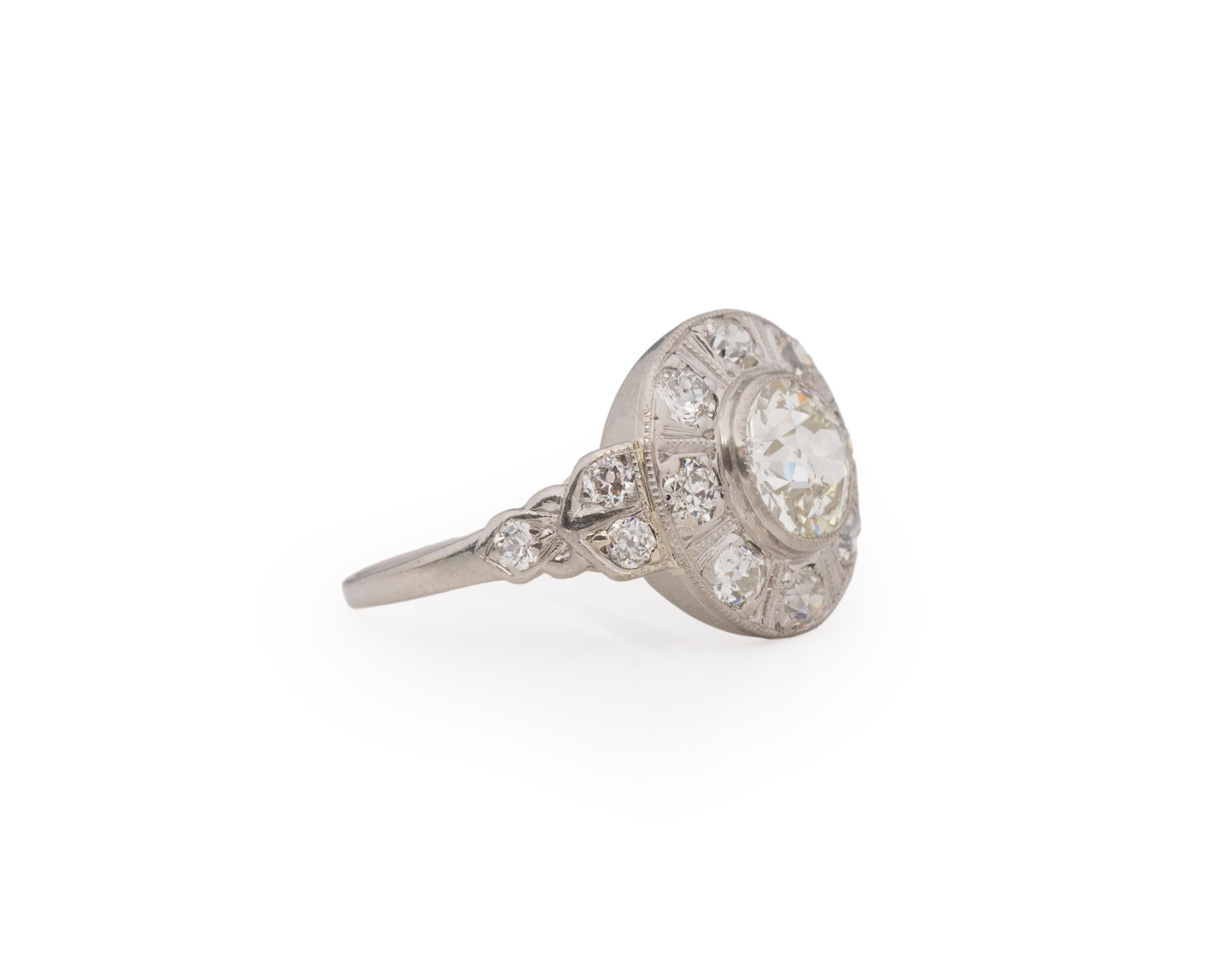 Tamaño del anillo: 8,5
Tipo de metal: Platino [Hallmarked, and Tested]
Peso: 4.7 gramos

Detalles del diamante central:
INFORME GIA Nº:5222622835
Peso: 1,49 ct
Talla: Viejo brillante europeo
Color: L
Claridad: SI2
Medidas: 7,21 mm x 7,19 mm x 4,38