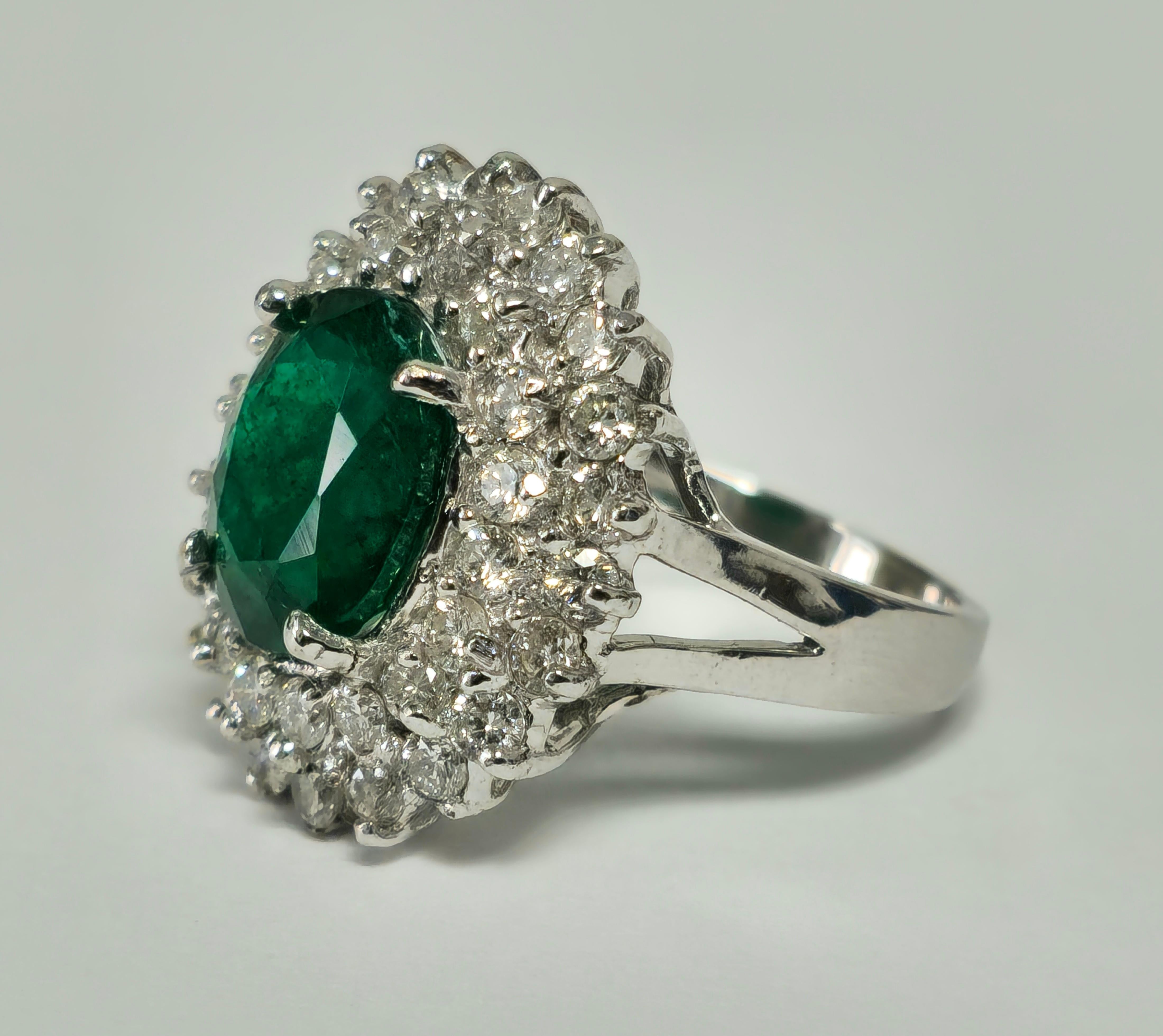 GIA 14K White Gold Emerald Diamond Cocktail Ring In Excellent Condition For Sale In Miami, FL