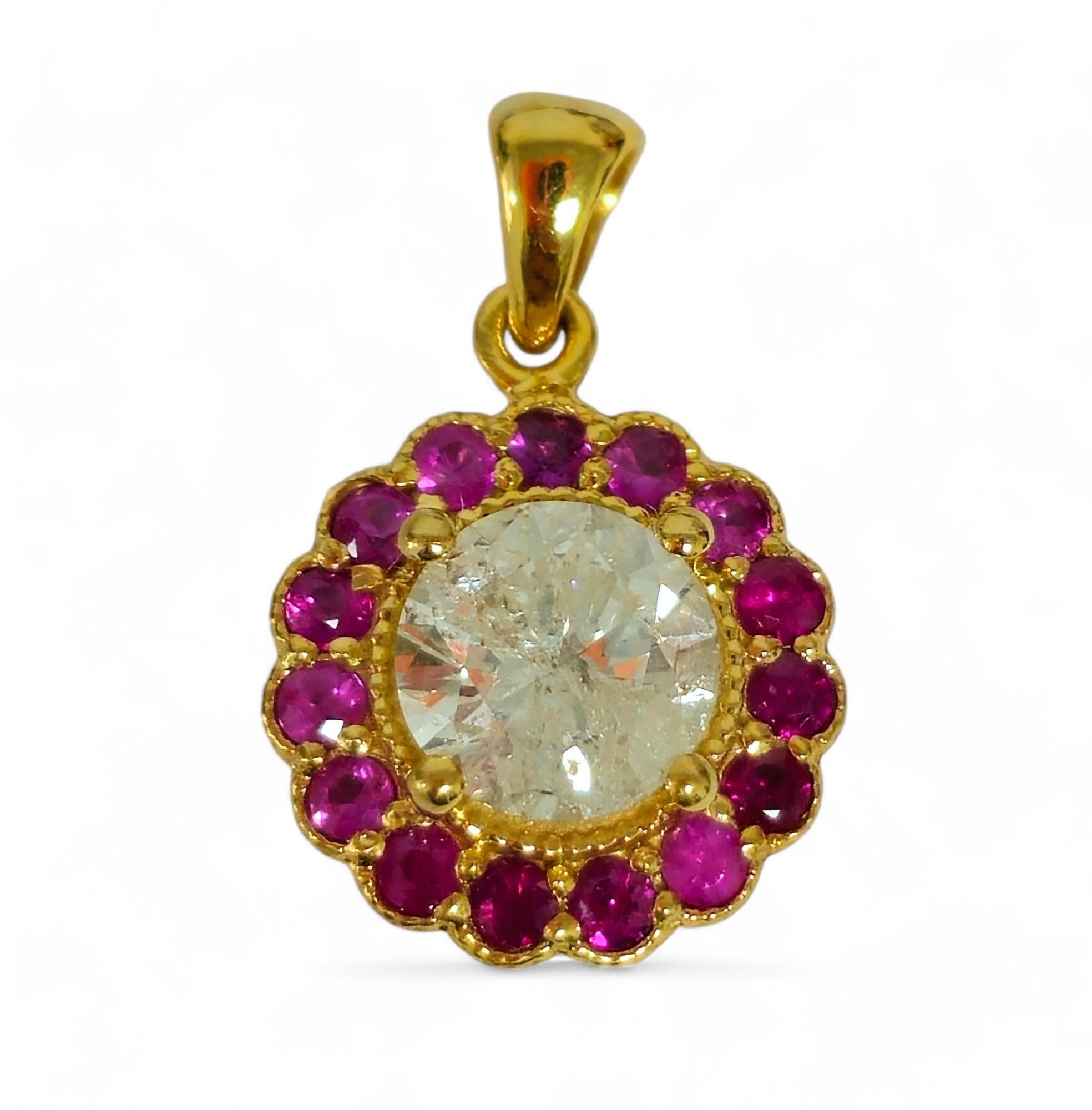 Adórnate con sofisticación con este anillo de oro amarillo de 14 quilates, con un llamativo diamante natural de 1,51 quilates en el centro, complementado con 0,60 quilates de rubíes naturales de Birmania en los lados, lo que da un peso total en