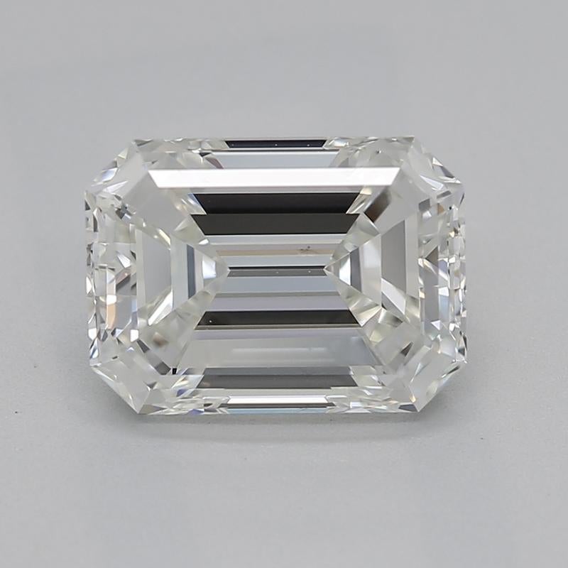 Eleva la tua collezione di gioielli con questo eccezionale anello con diamante che presenta uno splendido centro con un diamante smeraldo del peso di 1.5. Con un delizioso I e VS2, questo anello irradia una straordinaria brillantezza. Il suo design