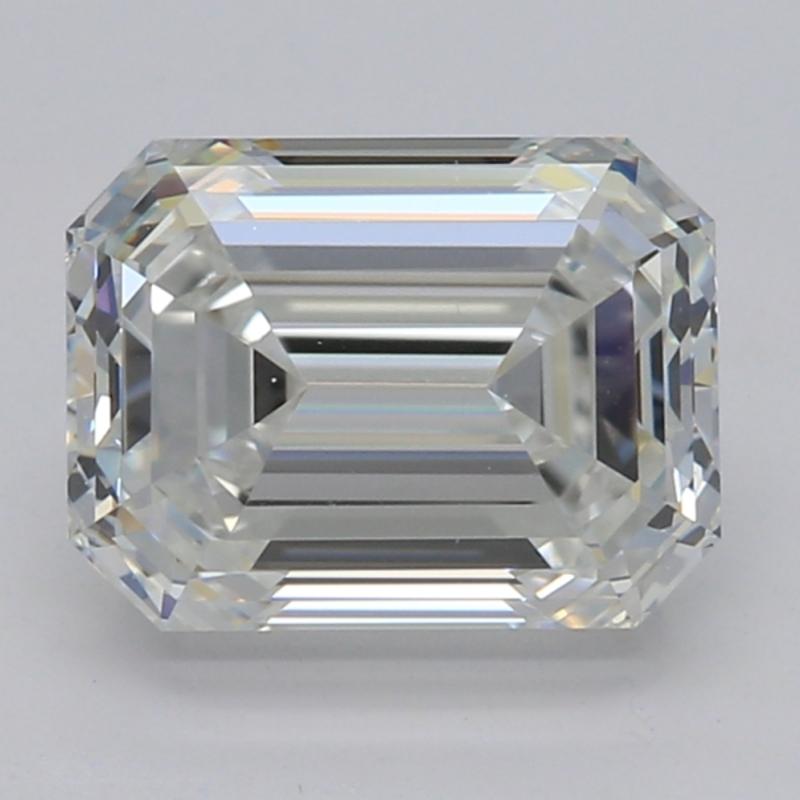 Dieser exquisite, in New York handgefertigte Diamantring hat als Herzstück einen exquisiten Smaragddiamanten mit einem Gewicht von 1,5, der durch sein schönes F und sein bemerkenswertes VS1 ergänzt wird. In luxuriösem Gelbgold gefasst, strahlt
