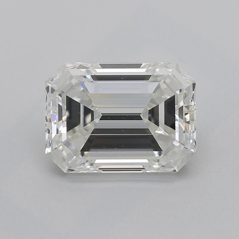 Dieser Diamantring strahlt raffinierte Eleganz und zeitlosen Charme aus und ist ein Highlight für jede anspruchsvolle Schmucksammlung. Sein Herzstück ist ein atemberaubender Smaragddiamant mit einem Gewicht von 1,5 cm, der mit I und VS1 eingestuft