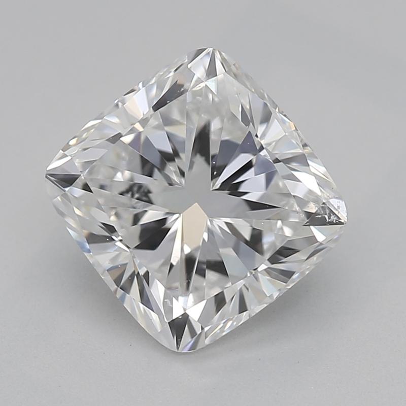Realizzato a mano a New York, questo affascinante anello con diamante a cuscino presenta un'impressionante pietra centrale di 1,50 che esemplifica magnificamente il lusso e l'eleganza. Classificato E e SI1, il diamante emana una brillantezza senza