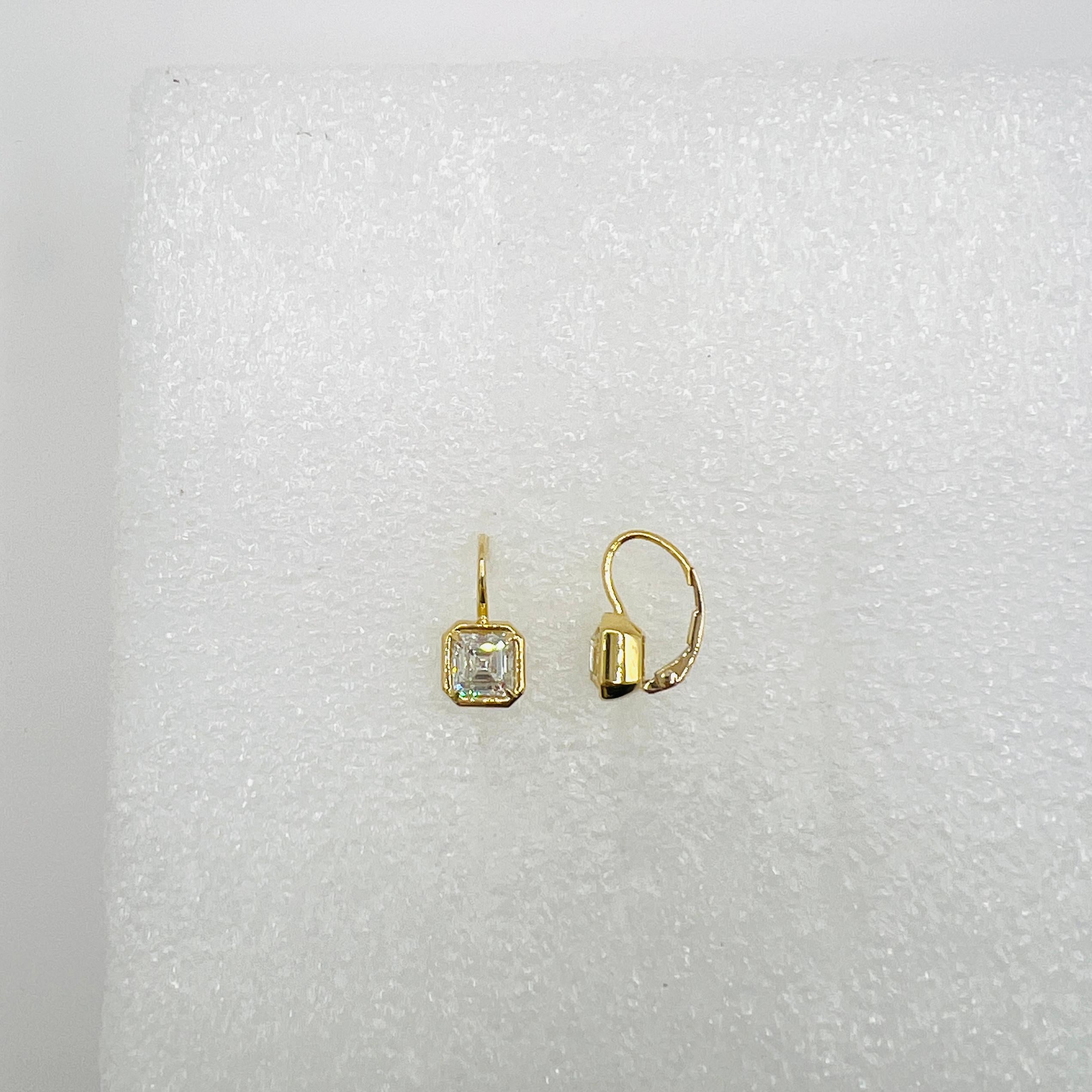 Women's or Men's GIA 1.50 Carat Each Asscher Cut Diamond Dangle Earrings in 18K Yellow Gold For Sale