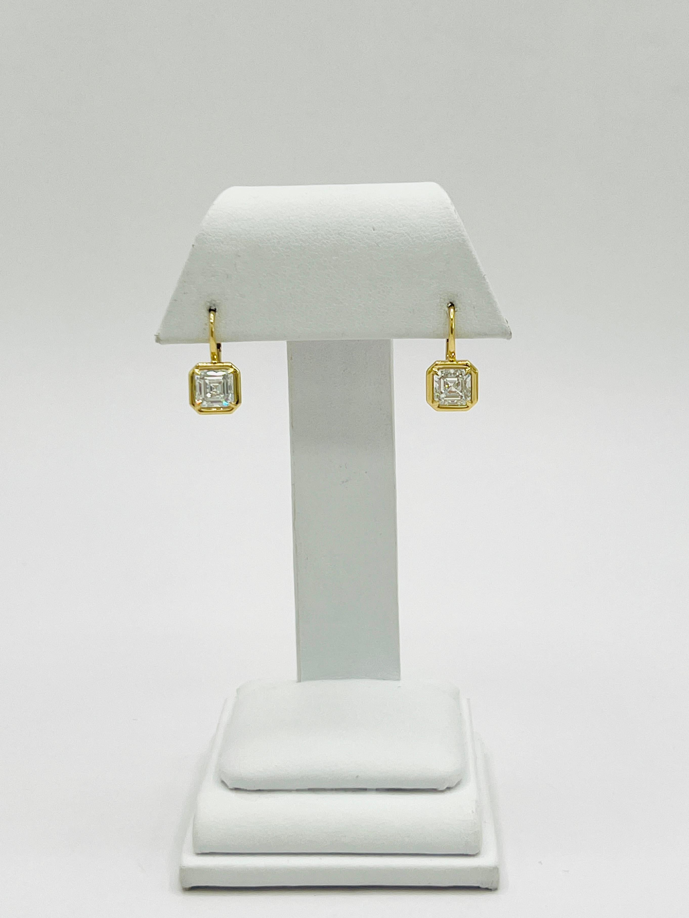 GIA 1.50 Carat Each Asscher Cut Diamond Dangle Earrings in 18K Yellow Gold For Sale 2