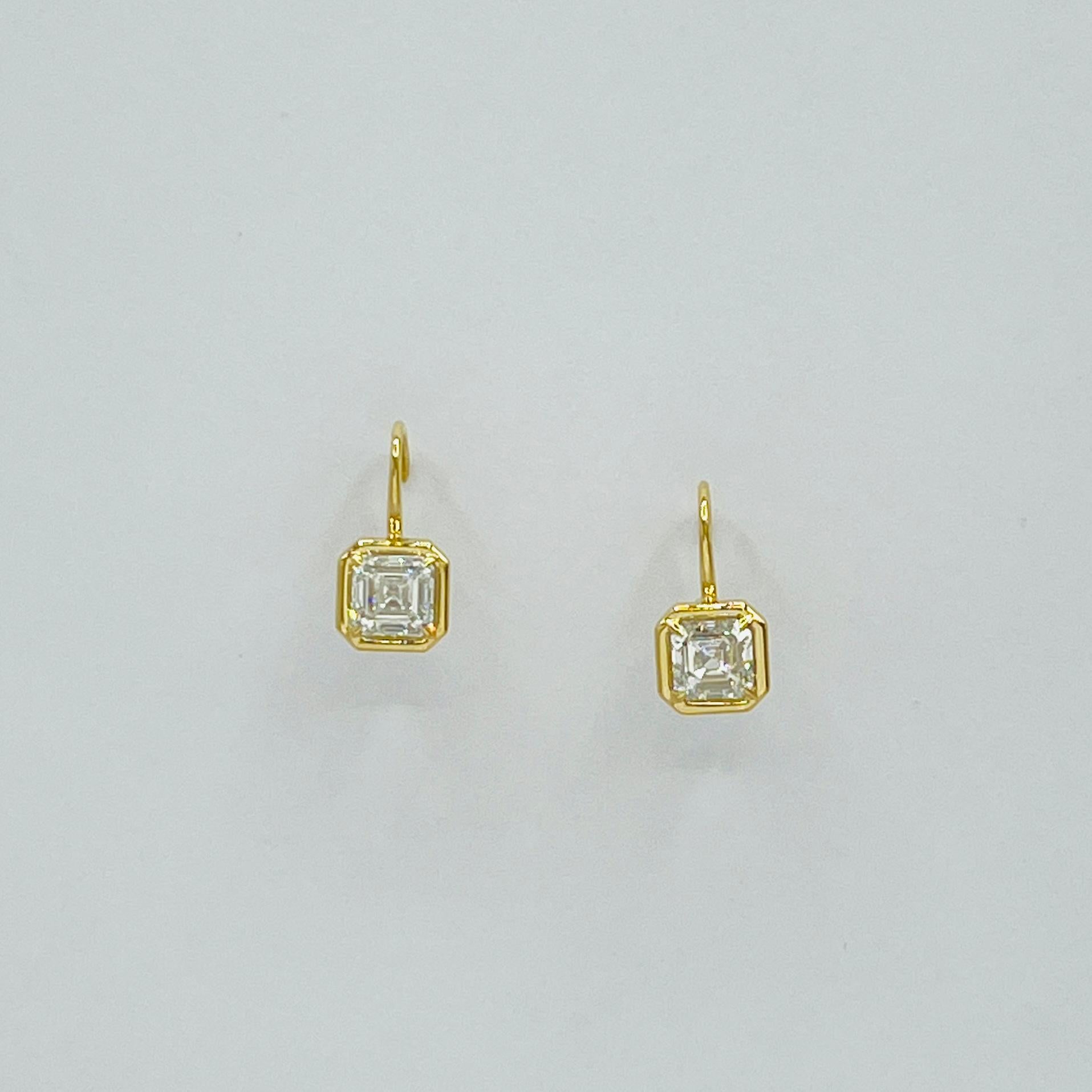 GIA 1.50 Carat Each Asscher Cut Diamond Dangle Earrings in 18K Yellow Gold For Sale 3