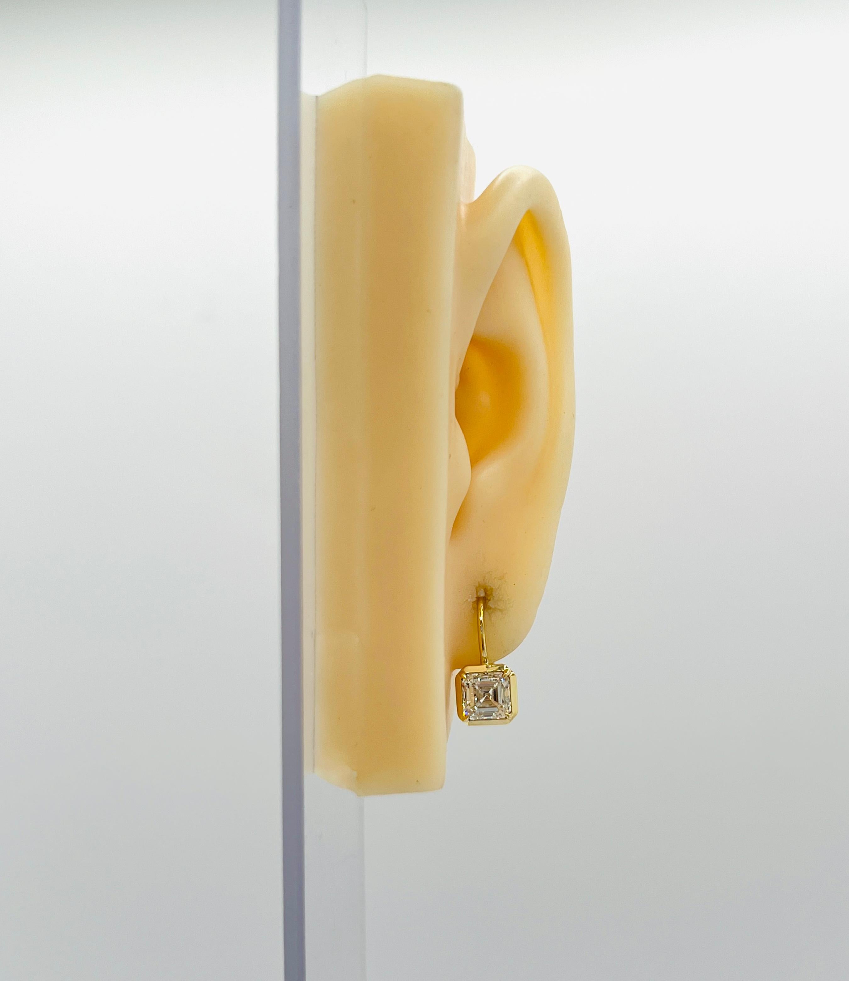 Magnifique 3,04 ct. J VS diamant blanc asscher cuts.  Chaque pièce pèse 1,50 ct.  Fabriqué à la main en or jaune 18k.  Certificats GIA inclus.