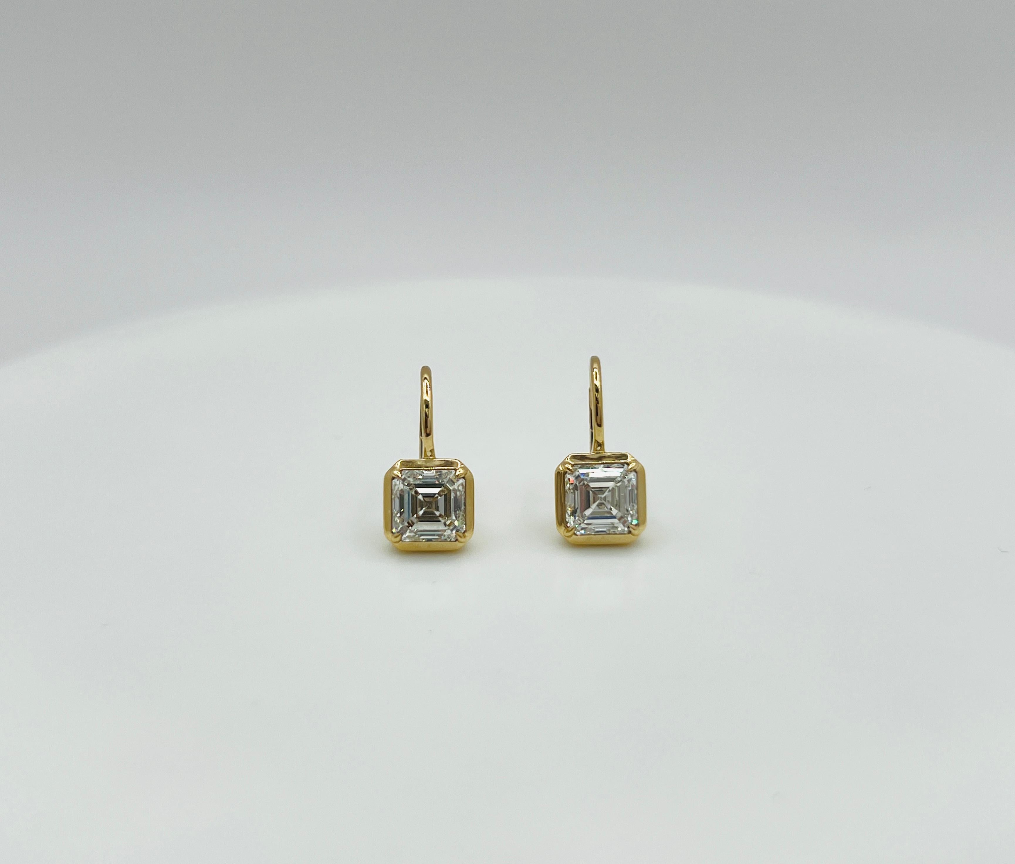 Boucles d'oreilles pendantes en diamant Asscher de 1,50 carat chacune, GIA  Or jaune 18K Neuf - En vente à Los Angeles, CA
