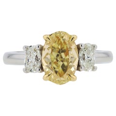 GIA Anillo de compromiso de platino de 3 piedras con diamante oval amarillo fantasía de 1,50 quilates