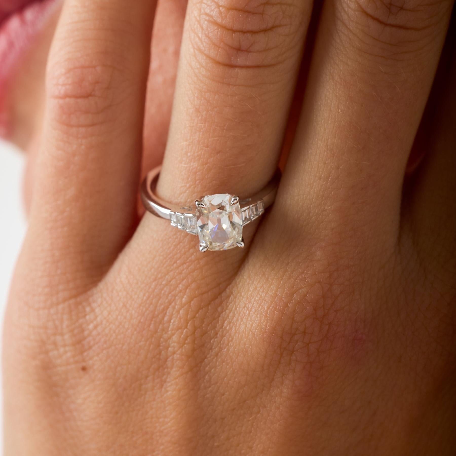 Este moderno anillo de compromiso se centra en un hermoso diamante de talla brillante de mina antigua de 1,50 quilates certificado por el GIA, cuyo facetado antiguo irradia calidez, profundidad y suave centelleo. Su color H y claridad SI1