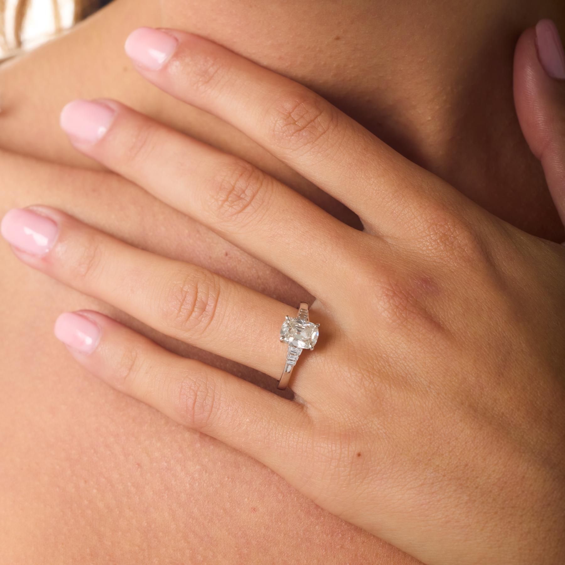 GIA 1,50 quilates de diamante talla mina antigua Anillo de compromiso de oro blanco de 18 quilates Talla antigua en venta