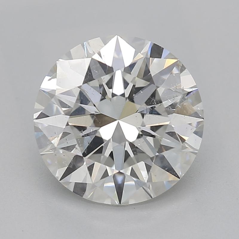 Dieser elegante Diamantring wurde mit größter Sorgfalt gefertigt und zeichnet sich durch einen atemberaubenden runden Diamanten mit einem Gewicht von 1.50 cm in der Mitte aus, der durch sein außergewöhnliches Funkeln besticht. Der Diamant ist mit I