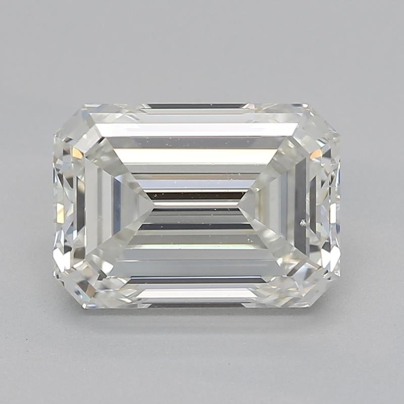 Realizzato a mano a New York, questo squisito anello con diamante presenta una pietra centrale mozzafiato, un diamante smeraldo certificato GIA del peso di 1,50 , che mostra una brillantezza e uno scintillio squisiti. Incastonato in un cesto a