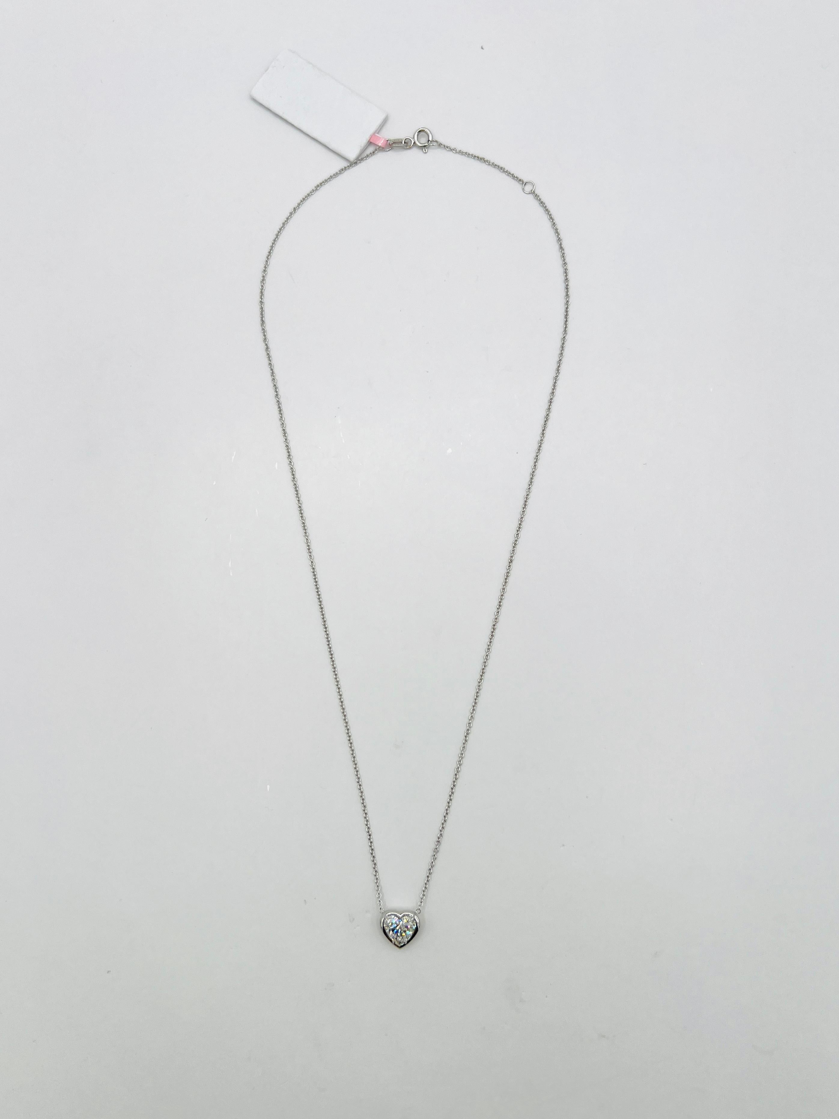 Collier pendentif cœur blanc de 1,50 carat en or blanc 18 carats certifié GIA Unisexe en vente