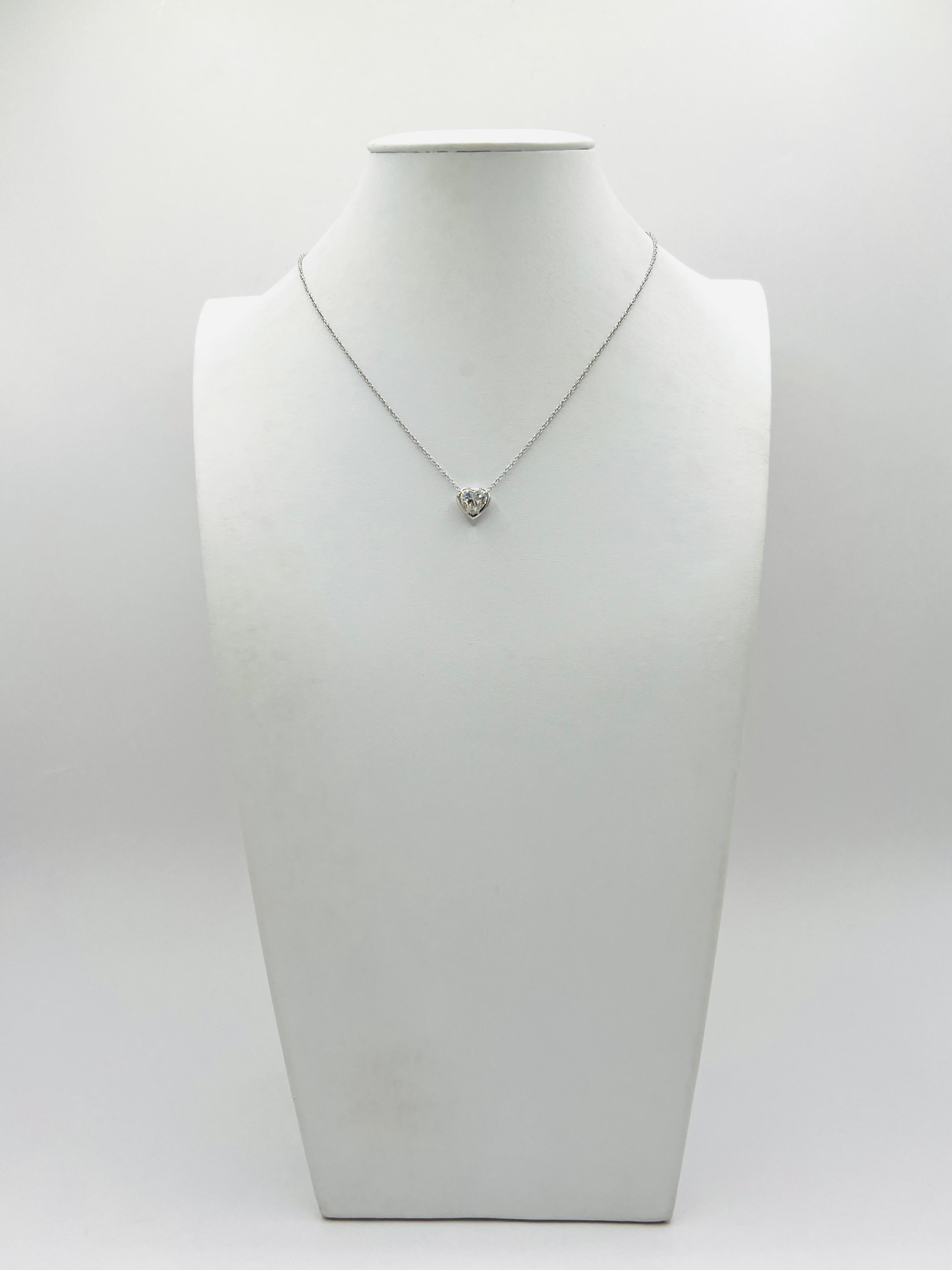 Collier pendentif cœur blanc de 1,50 carat en or blanc 18 carats certifié GIA en vente 1