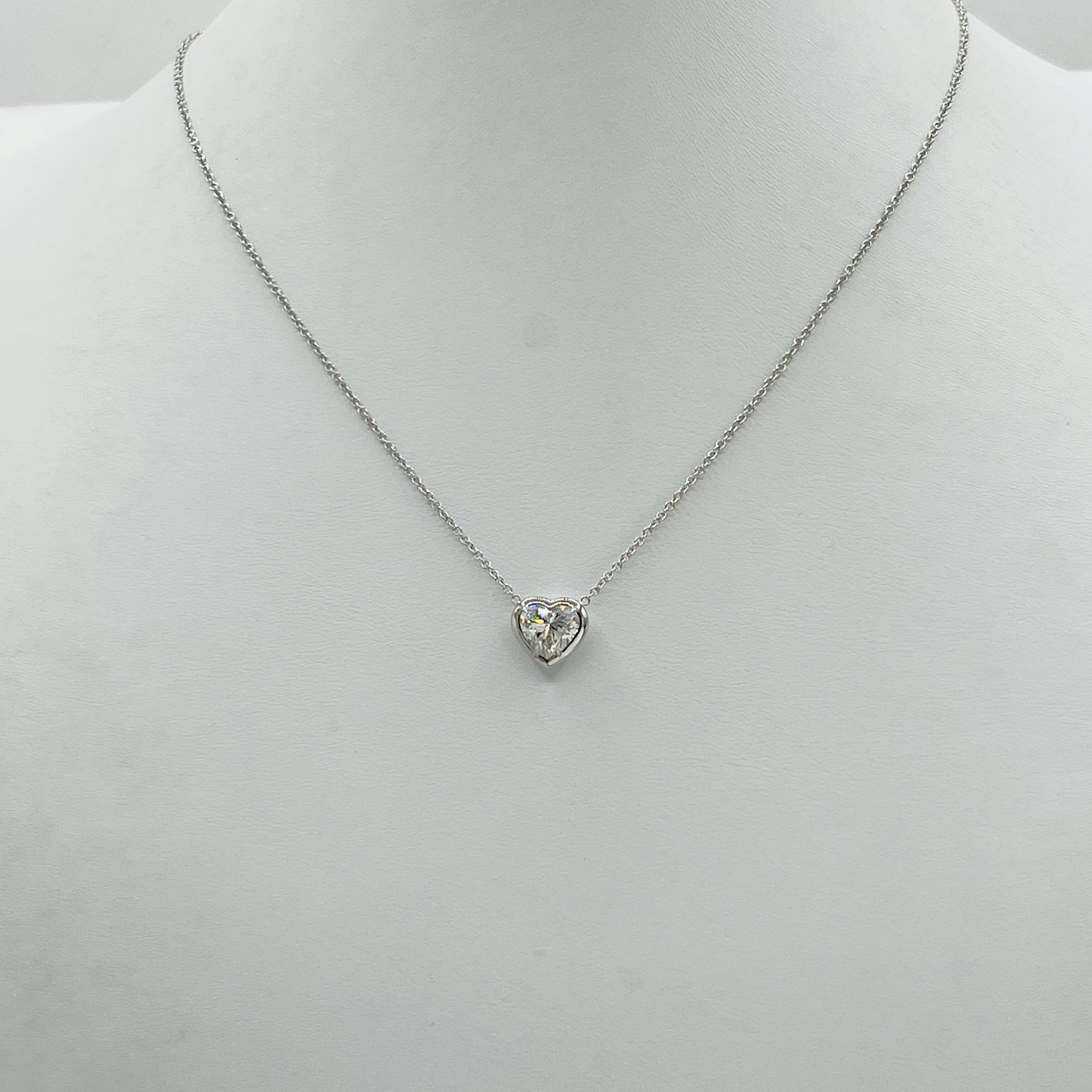 Collier pendentif cœur blanc de 1,50 carat en or blanc 18 carats certifié GIA en vente 2