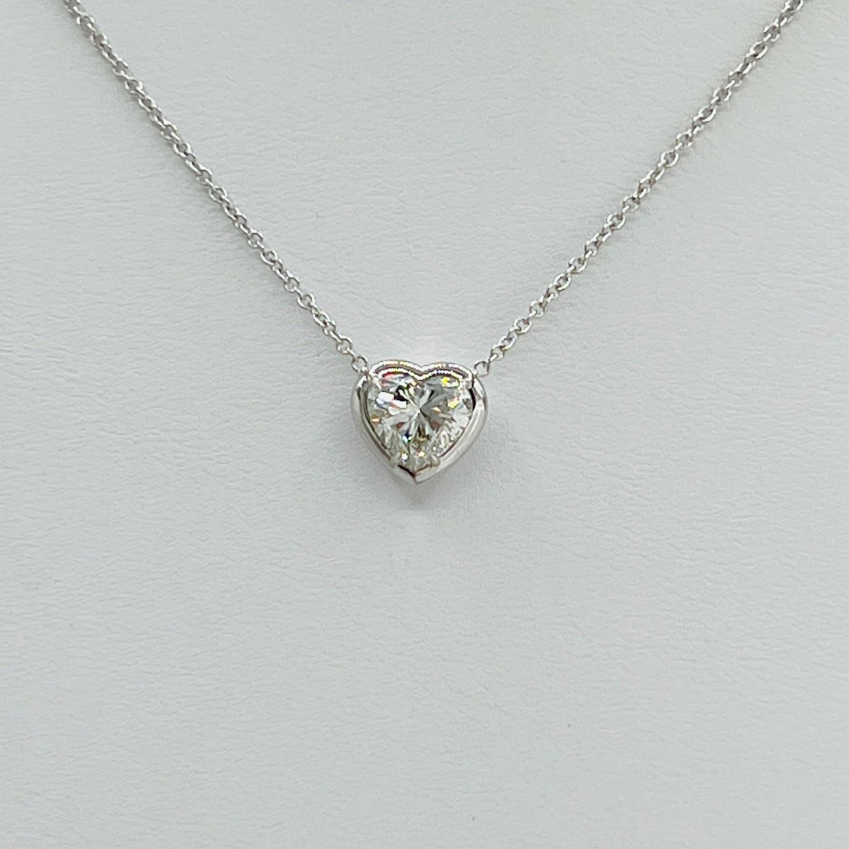 Collier pendentif cœur blanc de 1,50 carat en or blanc 18 carats certifié GIA en vente 3