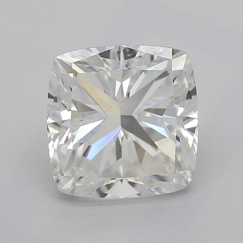 Dieser exquisite, in New York handgefertigte Diamantring zeigt in der Mitte einen atemberaubenden Kissen-Diamanten mit einem Gewicht von 1,50 und einem markanten H und SI1. Das einzigartige Design verbindet Vintage-Flair mit zeitgenössischer