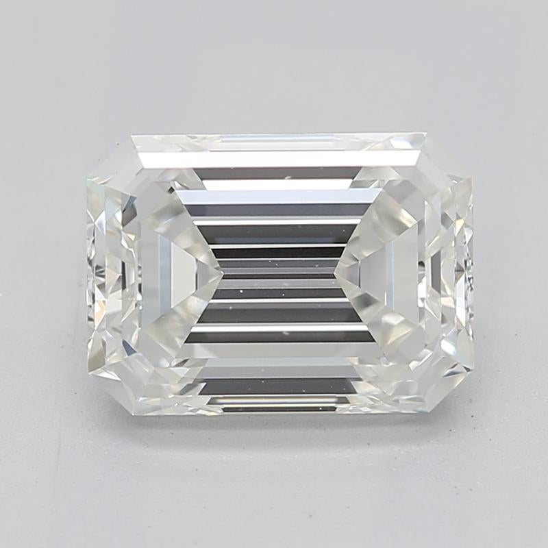 Dieser in New York handgefertigte Diamantring verbindet zeitlose Eleganz mit modernem Flair und verfügt über einen prächtigen Mittelstein mit Smaragdglanz. Dieses Stück zeigt einen bemerkenswerten Diamanten von 1,50, der fachmännisch mit I und VS1