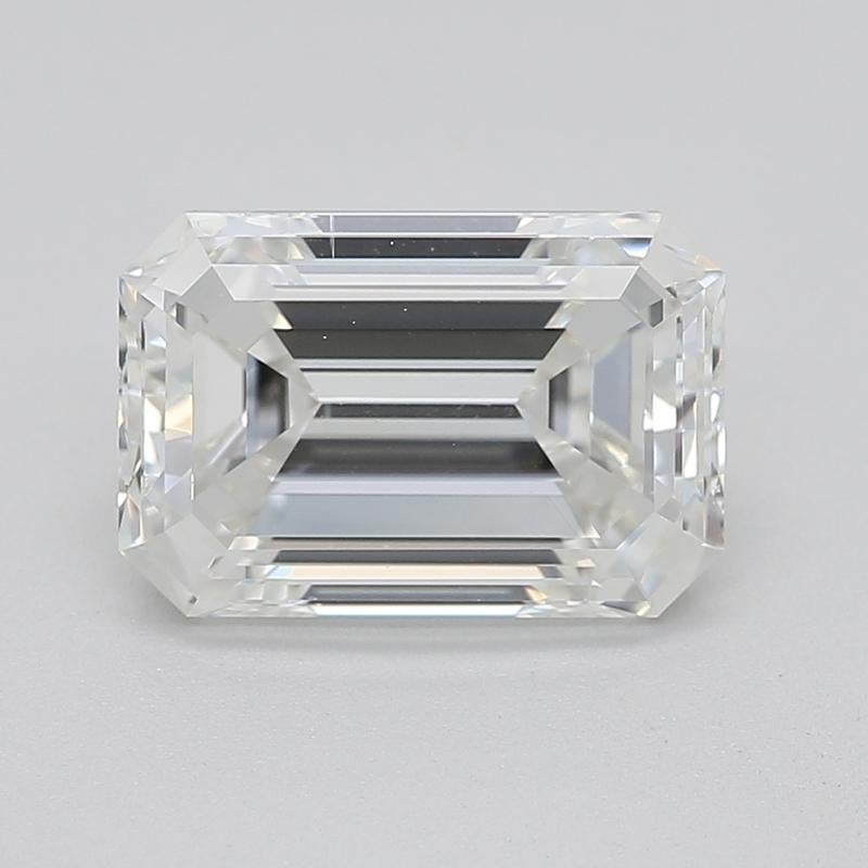 Eleva tu colección con este exquisito anillo de diamantes con una cautivadora piedra central esmeralda H SI1 1,50, firmemente sujeta en un sofisticado engaste de cuatro garras. La banda de elegante diseño, elaborada en lujoso platino, se ve