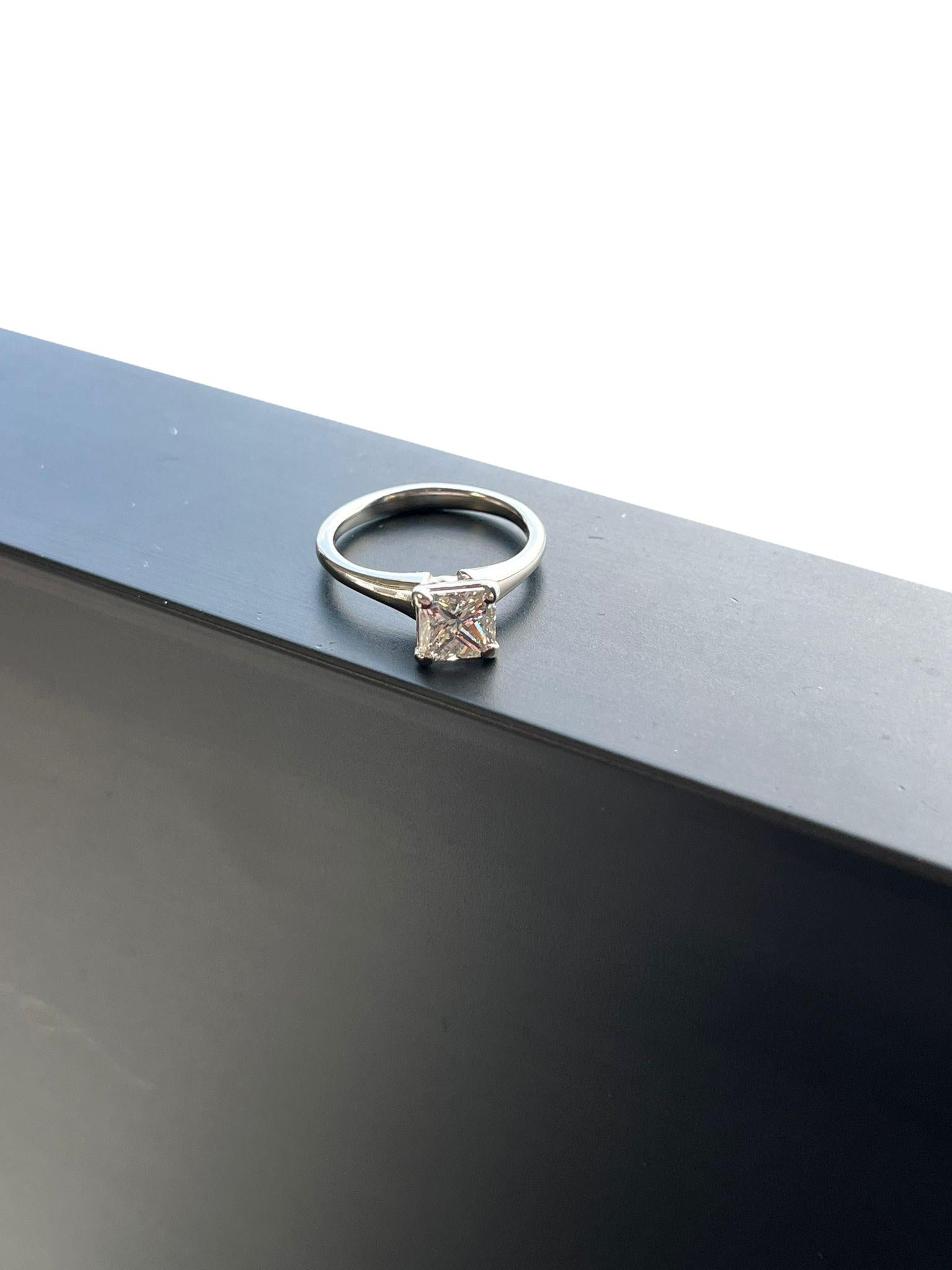 GIA Bague de fiançailles en platine avec un diamant naturel de 1,50ct de taille Princesse VS2 Clarity en vente 3