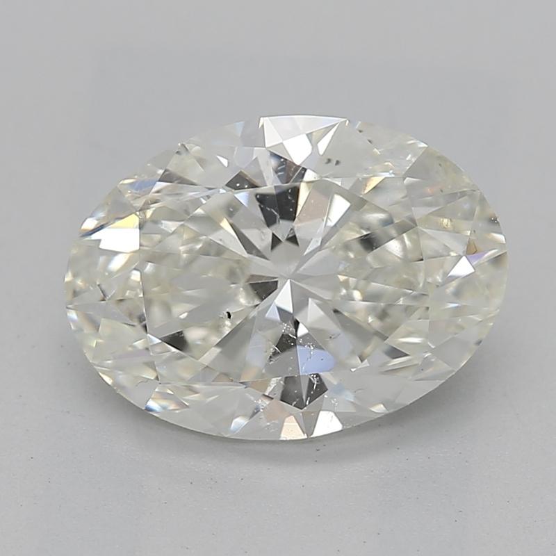 Realizzato a mano a New York, questo accattivante anello con diamante è caratterizzato da uno splendido diamante ovale del peso di 1,50, con un'impeccabile J e SI2. Il design emana eleganza, esaltata da una delicata aureola a forma di marquise che