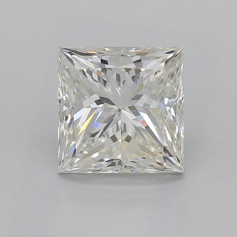 Abraza el encanto de este impresionante anillo de diamantes, una exquisita representación de la elegancia y la artesanía atemporales. En su corazón hay un extraordinario diamante princesa, con un peso de 1,50, un radiante I y un impecable SI2. El
