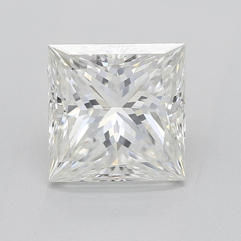Fabricado a mano en Nueva York, este exquisito anillo de diamantes presenta una impresionante pieza central de un diamante princesa, con un peso de 1,50 , graduación I y VS1. El diamante está elegantemente sujeto en un engaste de doble cesta de
