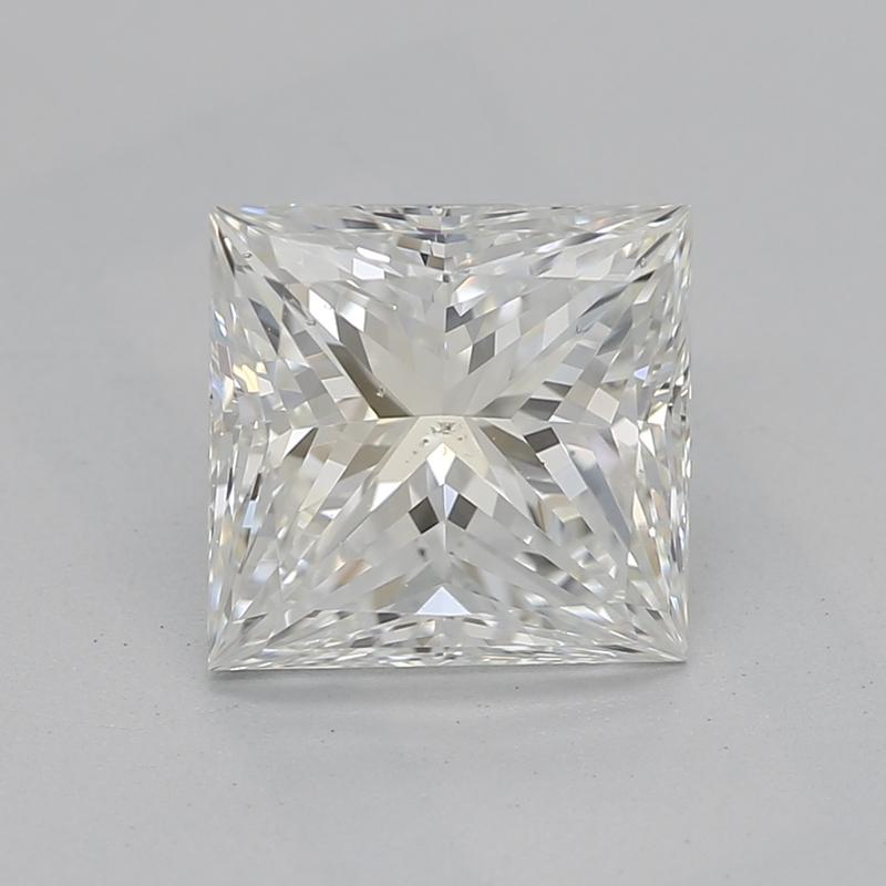 Dieser atemberaubende, in New York handgefertigte Diamantring besticht durch einen zentralen Princess-Diamanten mit einem Gewicht von 1,50 und einer Graduierung von H und SI1, der für außergewöhnliche Leuchtkraft und Brillanz sorgt. Der Ring ist