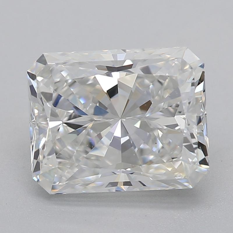 Fabriquée à la main à New York, cette captivante bague en diamant est ornée d'un superbe diamant radiant certifié GIA pesant 1,50. Cette pierre luxueuse présente un délicieux F et VS2, ce qui lui confère une brillance et un feu exceptionnels.