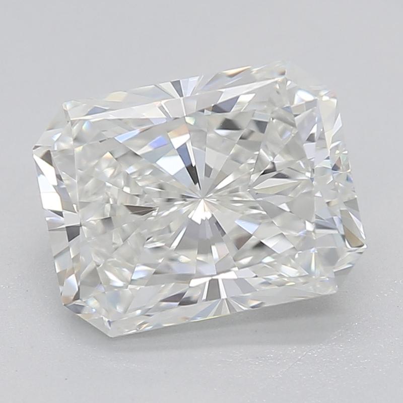 Voici une superbe bague en diamant qui met en valeur une pièce maîtresse enchanteresse : un diamant radiant certifié GIA pesant 1,50 avec une nuance exquise H et VS1. La monture cathédrale élève élégamment le diamant, permettant une réflexion