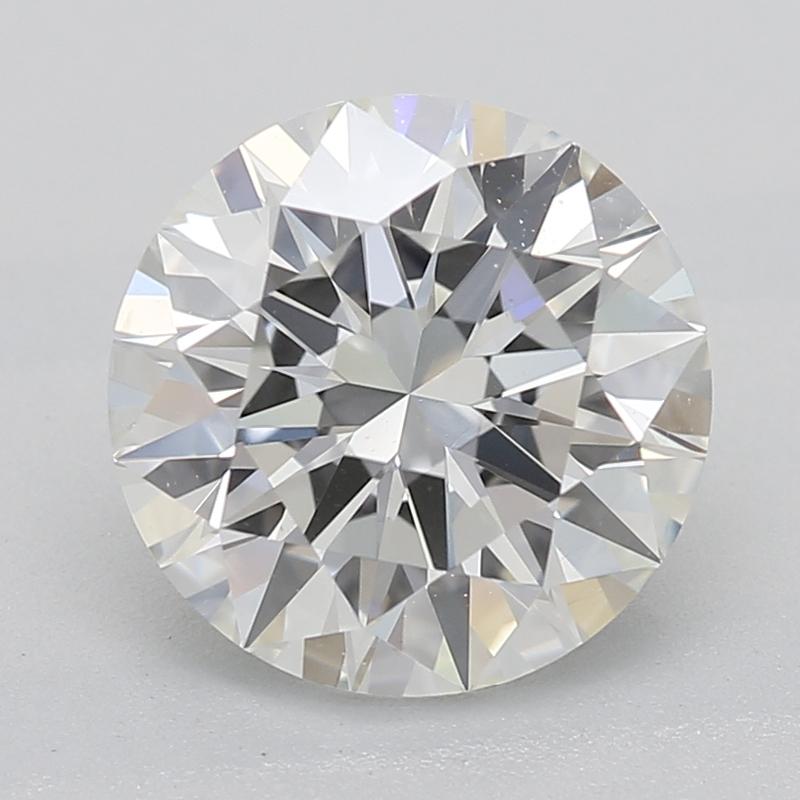 Realizzato a mano a New York, questo squisito anello con diamante presenta un notevole centro di un diamante rotondo certificato GIA del peso di 1,50 e con un'incontaminata J e VS2. L'elegante incastonatura a rebbi accentua l'eccezionale