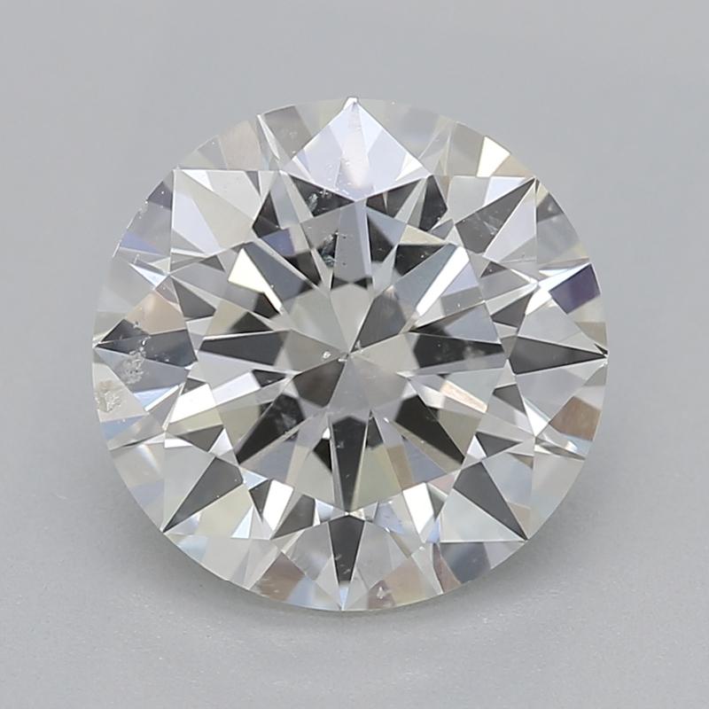 Realizzato a mano a New York, questo straordinario anello con diamante presenta una splendida pietra centrale di diamante rotondo del peso di 1,50 , certificato da GIA con un colore di grado I e una purezza di SI2. Il design è un mix perfetto di